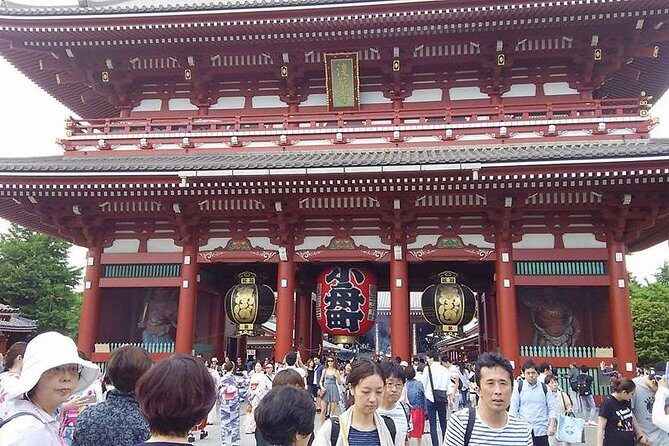 8-hour Tokyo tour by qualified tour guide using public transport - Imperial Palace East Gardens and Gaien: history with room to breathe