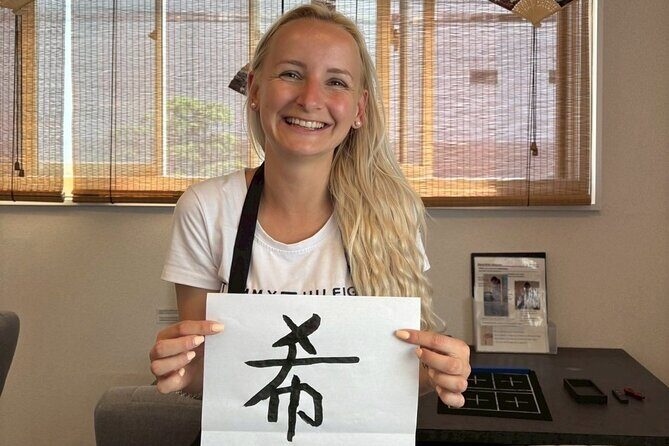 Asakusa:Japanese Calligraphy & Make your original folding fan! - Mastering the brush: posture, ink, and the 8 strokes