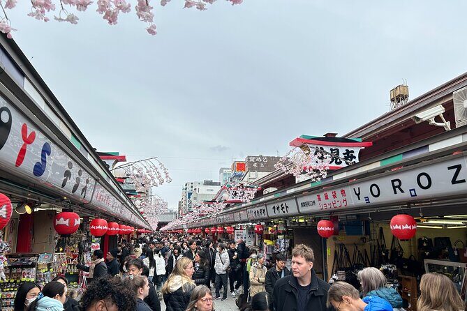 Discover the hidden gems of Tokyo:Private Tour with a Local Guide - Kabukiza, Uniqlo Ginza, and Seiko House Ginza for Modern Culture Notes