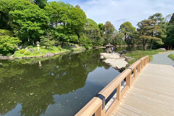 Discover the History of Shinjuku Gyoen – Private Walking Tour - Goryōsho Pavilion: the view stop that makes the walk click