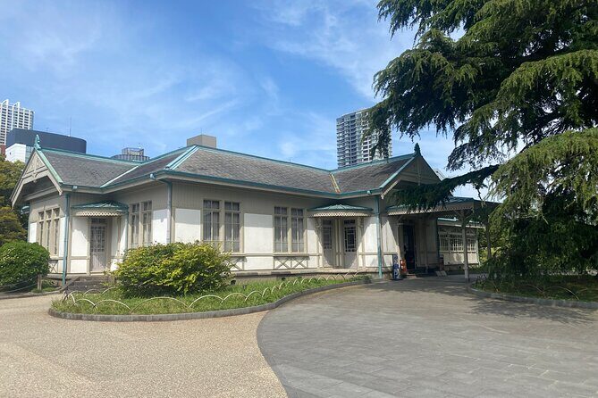 Discover the History of Shinjuku Gyoen – Private Walking Tour - Traditional Japanese gardens: what you should notice as you walk