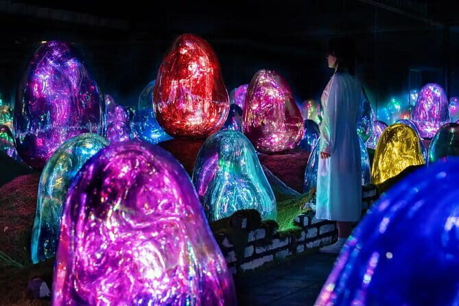 Experience TeamLab Planets in Tokyo - Light and Mirror Rooms: glowing installations and infinite reflections
