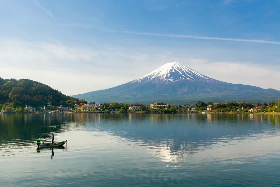 From Tokyo: Mount Fuji Highlights Private Tour - Chureito Pagoda at Arakurayama Sengen Park: the red stairs to a classic view