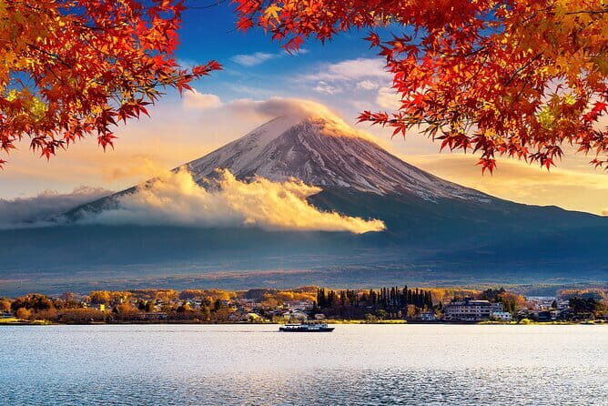Full Day Tour at Mt. Fuji, Onsen, Lake Kawaguchi and Yamanaka - Getting there and meeting up: the Gogoday flag and timing
