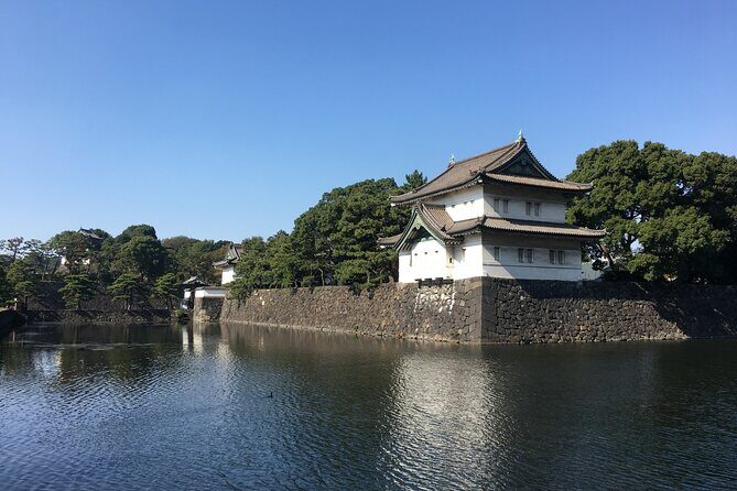 Imperial Palace to Tokyo Station Historical Walking Tour - Wadakura Fountain Park: a wedding memorial with palace-neighbor calm