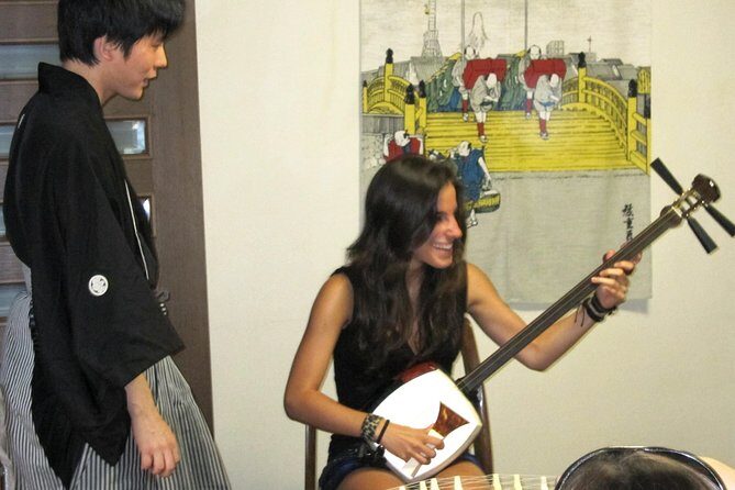 Japanaese tradtional Tsugaru Shamisen music lesson in Tokyo - The hour-long flow: from holding the instrument to playing together