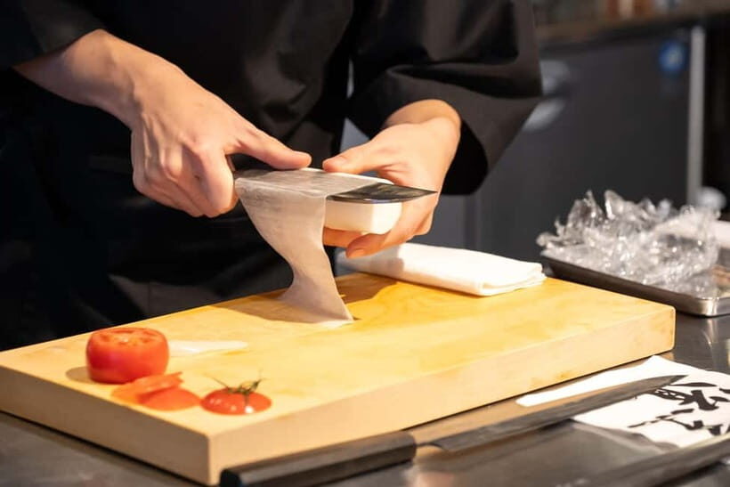 Japanese Knife Skills & Tuna Don/Sushi Workshop in Tokyo - Finding the class: samurai murals and a fast gear-up