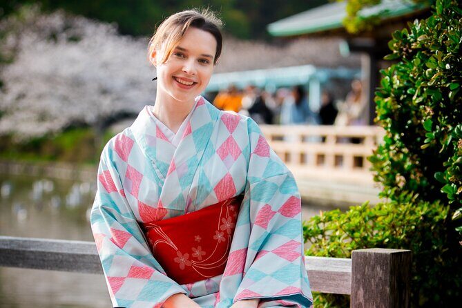 Kamakura Tour with Pro Photographer: Tsurugaoka Hachimangu shrine - Komachidori: A Short Stroll for Snacks and Souvenirs