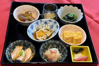 Make Rice Balls and Enjoy a Japanese Home-Style Lunch in Yanaka - Meeting in Yanaka: Setting the Scene Before You Touch the Rice