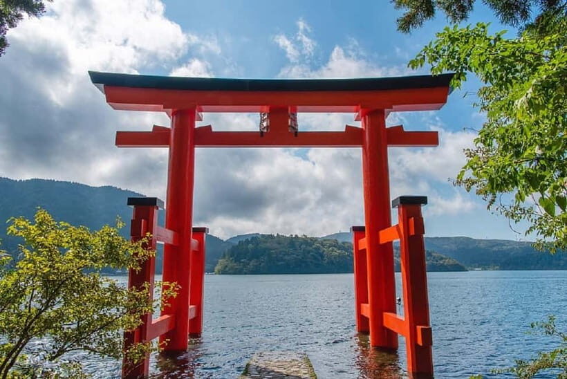 Mt Fuji Hakone/Enoshima Tour:Optional Ropeway/Lake Ashi Boat - Enoshima Island: the pace shift from volcanic drama to seaside walking