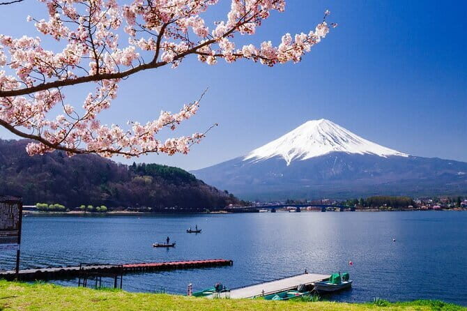 Mt. Fuji Tours to Lake Kawaguchi and Yamanaka Onsen English Guide - Getting from Tokyo: your 8 hours and why timing matters