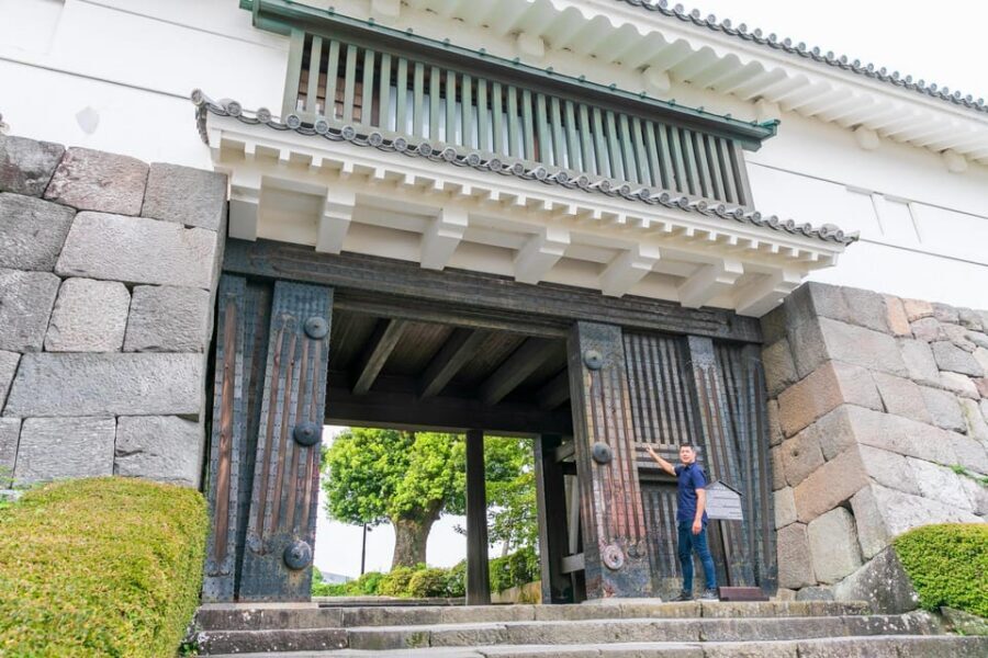 Odawara: Odawara Castle and Town Guided Discovery Tour - The castle keep walk: stories, architecture, and a chance to ask questions