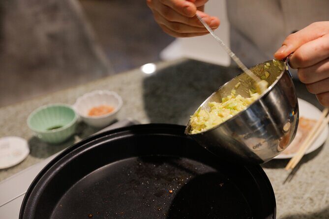 Okonomiyaki making experience~Japanese popular food - Timing and What One Hour Feels Like in Real Life