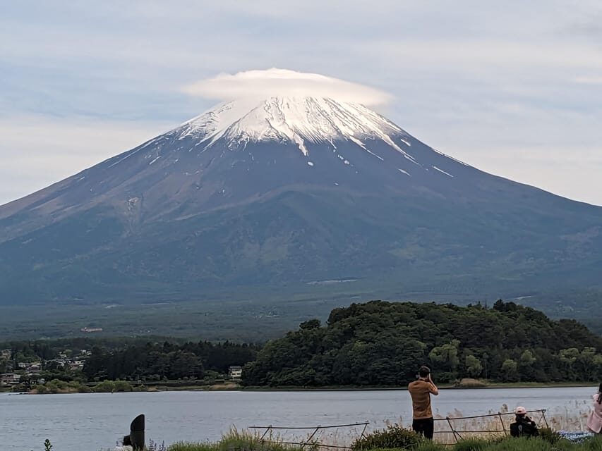 One Day 10hrs Mount Fuji Tour English Speaking Driver - Lake Kawaguchiko and Oishi Park: two versions of the same Fuji calm