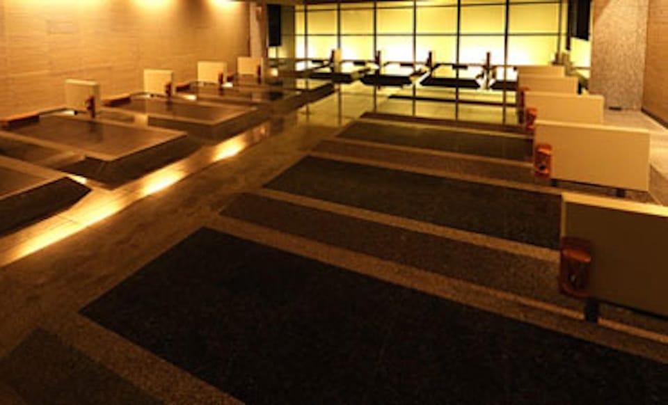 Onsen Spa in Tokyo and Asakusa Bar Hopping with Local Guide - Stop 2: Asakusa’s Hoppy Street for Street Food and Drinks