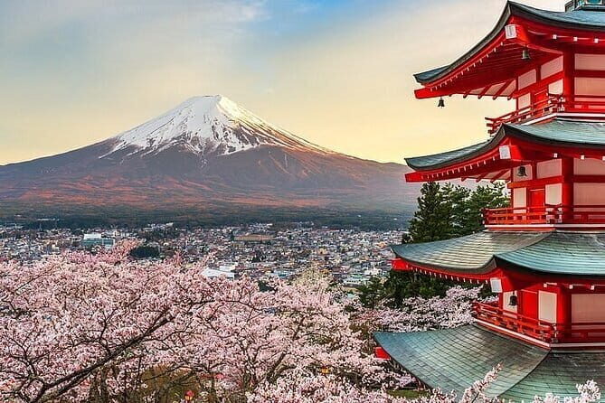 Private Mount Fuji Tours with Car Pickup from Tokyo - Lake Kawaguchiko: easy lunch base and optional cruise or ropeway