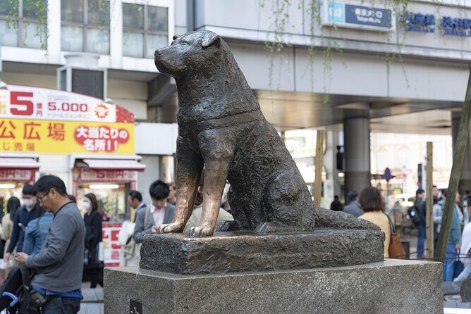 Shibuya by night in Small Groups: Neon Lights and Local Flavors - Why Shibuya at 6:00 pm changes the whole mood