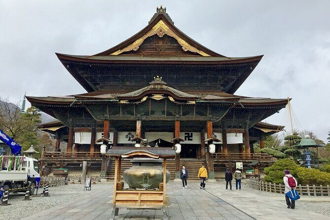 Snow Monkey Park & Zenkoji Temple Nagano Pvt. Full Day Tour. - Zenko-ji Temple: why Nagano grew around this place