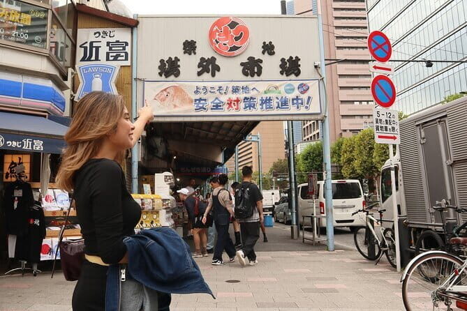 【Spanish/ English】Tsukiji Matcha at a 100-Year old Japanese shop - Tsukiji Hongan-ji Temple first: a peaceful tone-setter