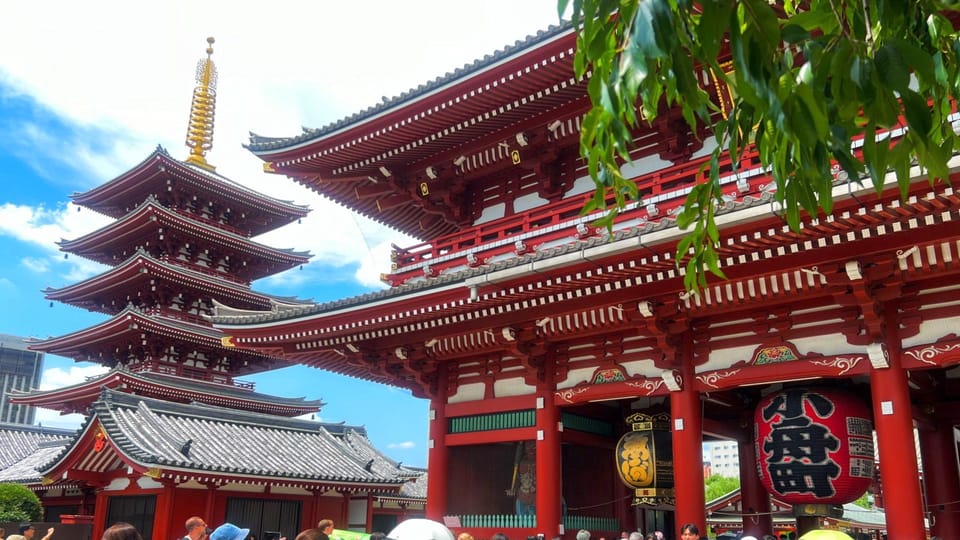 Tokyo: Asakusa and Tokyo’s Oldest Temple Senso-ji Tour - Kaminarimon Gate: how to get the photo right and learn the meaning