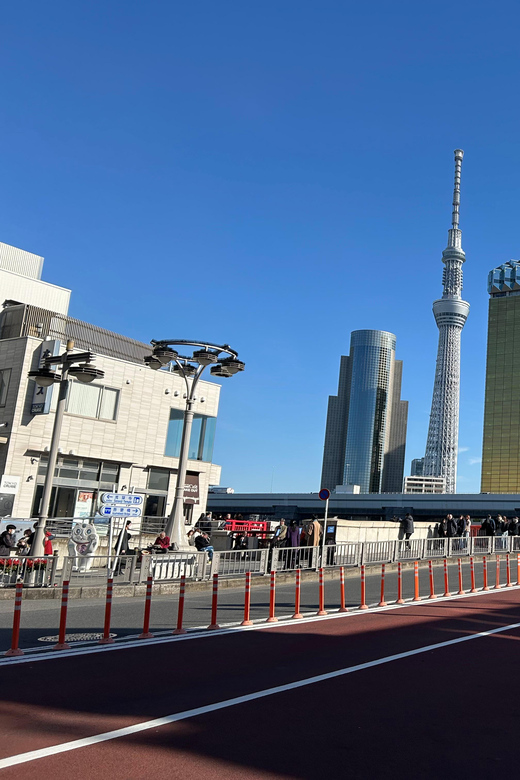Tokyo Asakusa sightseeing and history walking tour - Entering Asakusa the right way: Kaminarimon as your anchor
