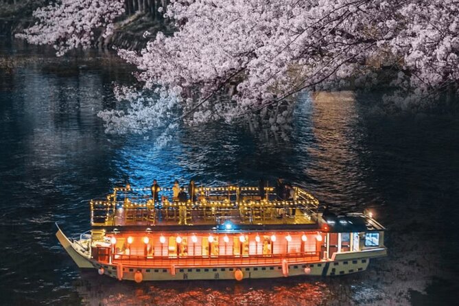 Tokyo Bay Yakatabune Cruise with Traditional JapaneseShow Drinks - Shoes off, seats shared: how boarding really works