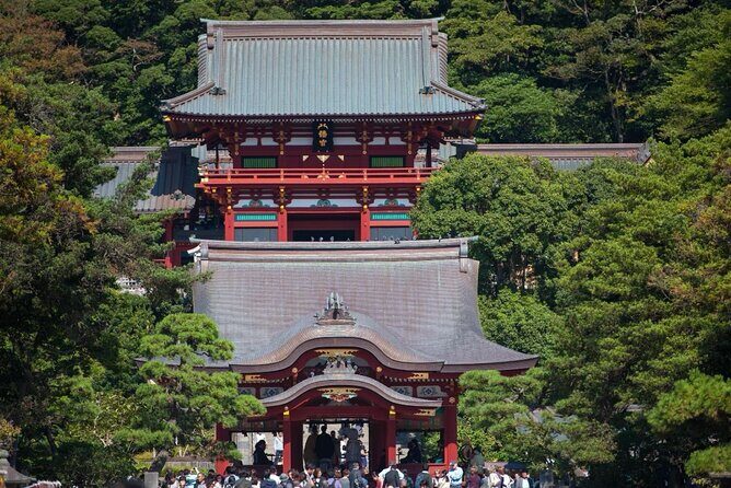 Tokyo: Bus Tour to Kamakura Great Buddha & Enoshima with Pickup - Stop 1: Enoshima Island—sea views, legends, and a photo-friendly window