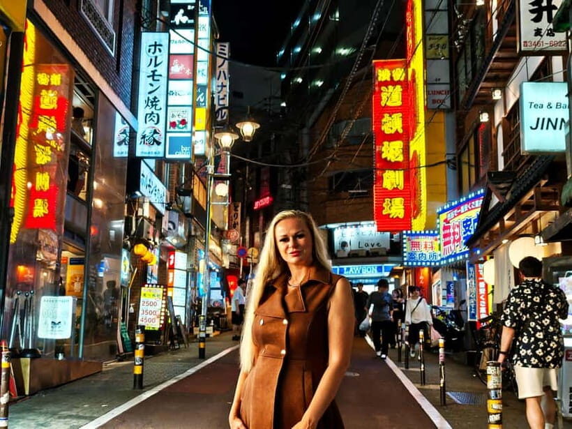 Tokyo: Evening Tour - Temples, Neon Streets & Culture - How the guide keeps the walk moving (and not miserable)