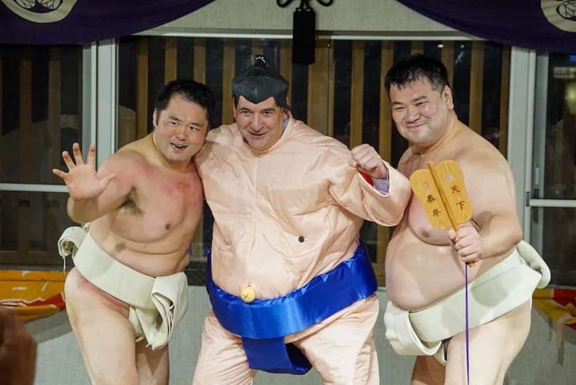 Tokyo: Family Sumo Workshop & Live Wrestling Show with Lunch - Photo time with wrestlers: get the shots while it’s fun