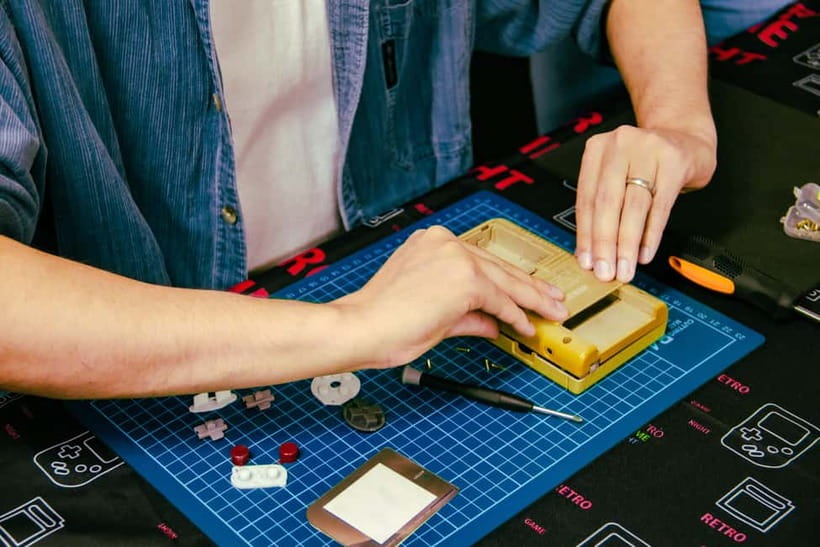 Tokyo: Gameboy Mod Workshop at Akihabara - The 2-hour flow: history first, then the build, then play