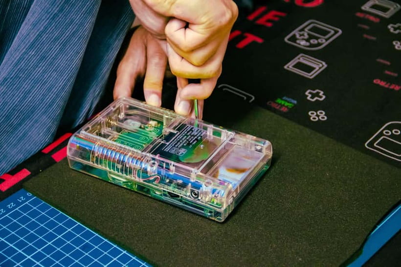 Tokyo: Gameboy Mod Workshop at Akihabara - Who helps you: Gabi, Franz, Shio-san, and Ro set the tone