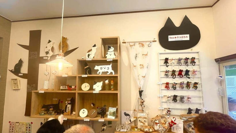 Tokyo: Gotokuji Cat Temple, Shinjuku Cat Cafe & 3D Cat Tour - Gotokuji shopping street: snacks, cat souvenirs, and easy wandering