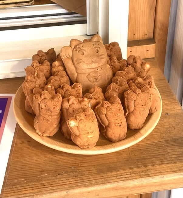 Tokyo: Gotokuji Cat Temple, Shinjuku Cat Cafe & 3D Cat Tour - Gotokuji Cat Temple: lucky cats with meaning and photo opportunities
