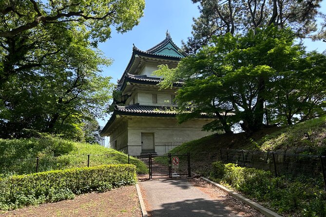 Tokyo: Imperial Palace and Shogun Historical Walking Tour - Getting there: the Starbucks meeting point and a smart start
