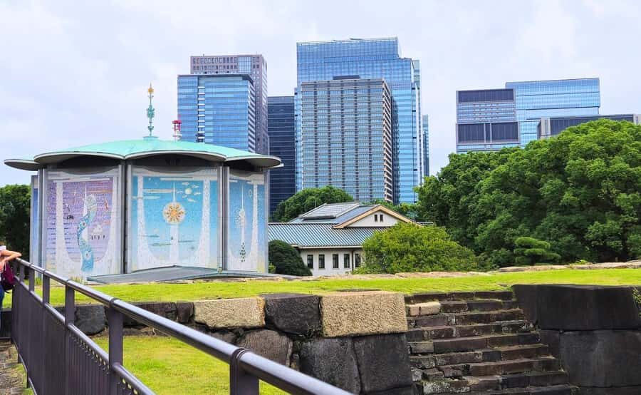 Tokyo: Imperial Palace, the history of Japan (ENGLISH GUIDE) - Where You Meet: Starbucks by Wadakuramon Fountain Park