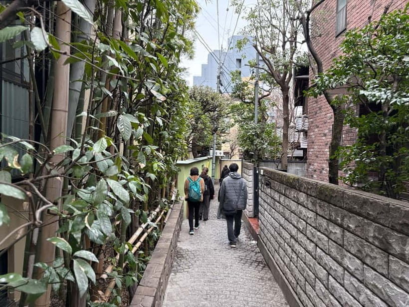 Tokyo: Imperial Palace with Nostalgic Alley Kagurazaka tour - Tokyo Daijingu and Ushigome Gate Remains: A Spiritual Detour With a Theme