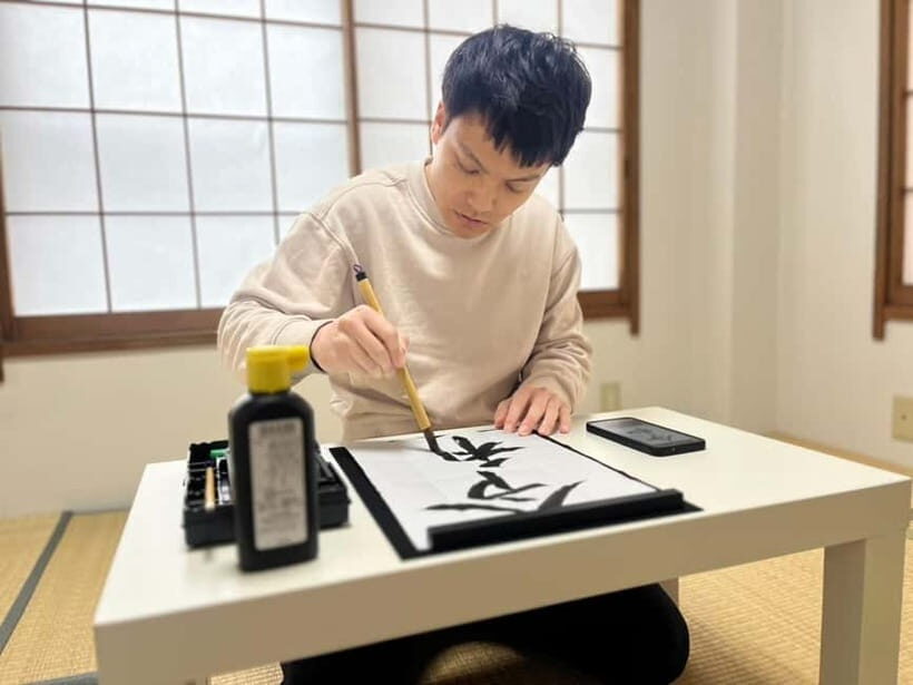 Tokyo: Japanese Calligraphy Lesson with Skilled Instructor - Turning Your Writing Into a Souvenir (Uchiwa, Shikishi, Kakemono)