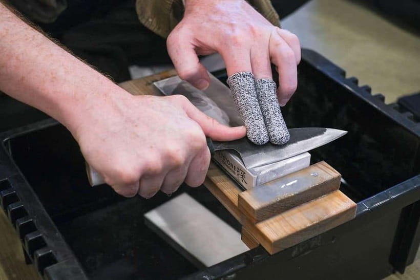Tokyo: Knife Making Workshop (Sharpening, Engraving) - Haori, tea, and the short history of Japanese knives and swords