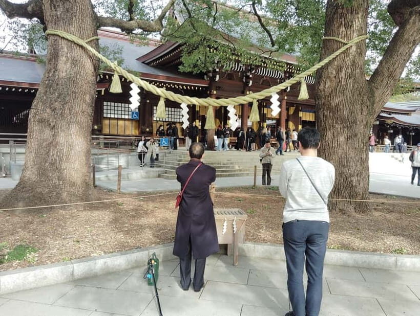 Tokyo: Meiji Jingu Shrine & Inner Garden Guided Tour (2h) - Handwashing and praying at the grand torii gate