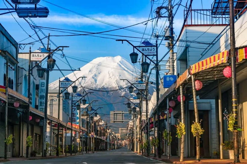Tokyo: Mt. Fuji, Arakurayama Sengen Park, Oshino Hakkai Tour - Oishi Park on Lake Kawaguchi: weekday-only Fuji and photo timing