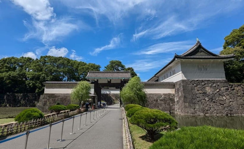 Tokyo: Samurai History Walking Tour - Edo Castle ruins at Tokyo Imperial Palace East Gardens: the long stop that does the heavy lifting