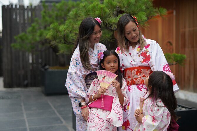 Tokyo, Shibuya: Pro Photography in KIMONO / English-friendly - Choosing your kimono look: where the staff support matters most
