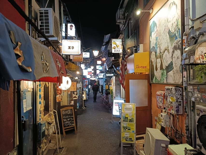 Tokyo: Shinjuku Golden Gai Bar Hopping that only locals know - Inside Golden Gai: the fun of walking between totally different rooms