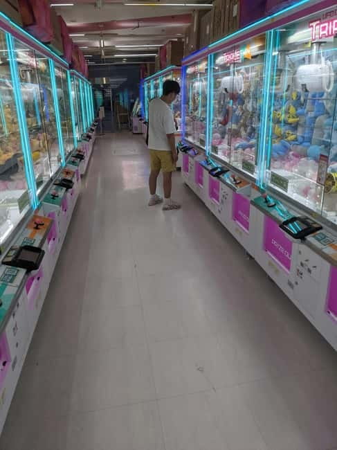 Tokyo Shinjuku : Private Walking Night Tour with Pachinko - Who should book this Shinjuku night tour