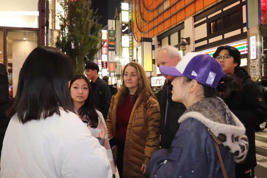 Tokyo: Shinjuku tour with university students in Tokyo - Golden Gai at night: small lanes, big character