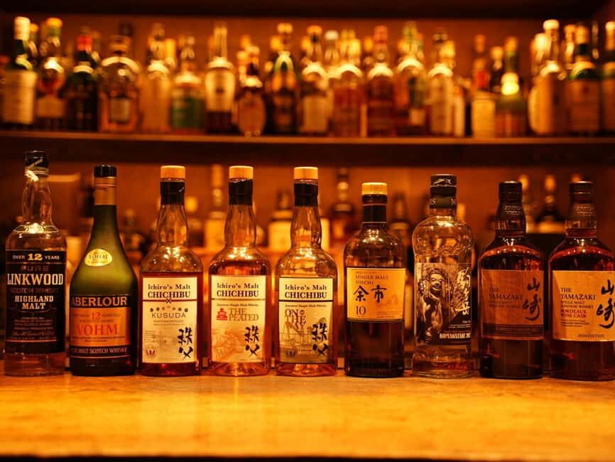 Tokyo: Tasting Japanese Whiskies Experience - Japanese whisky, but in a real Tokyo bar setting