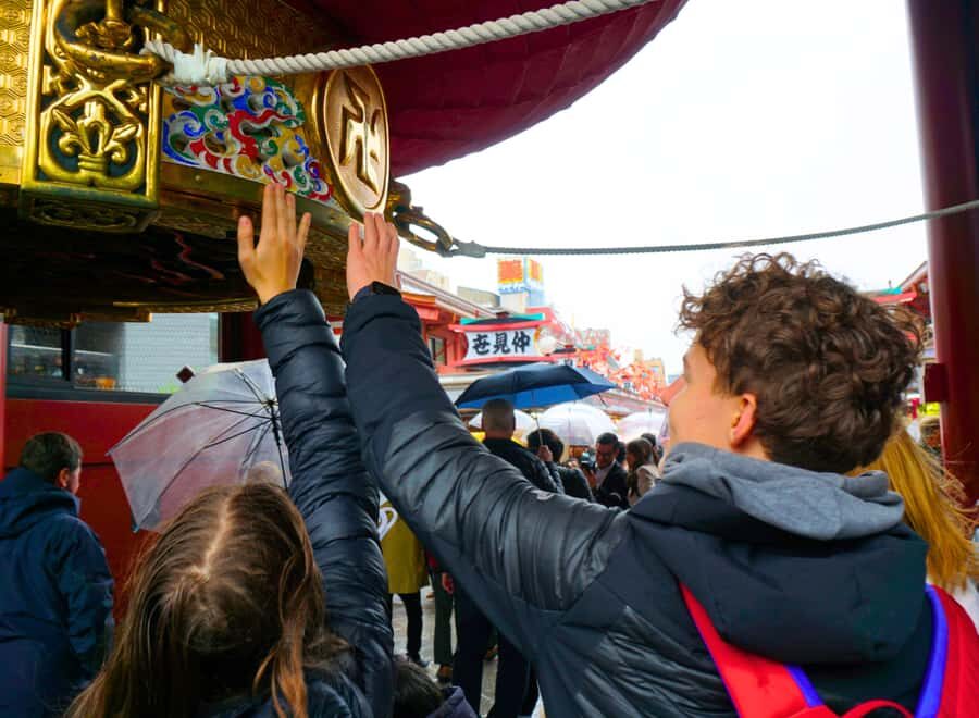 Tokyo : Visite des temples d'Asakusa avec guide français - Shinto et bouddhisme: temizu, omikuji et encens au jokoro