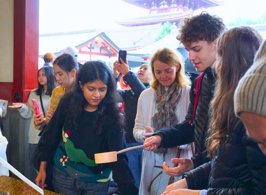Tokyo : Visite des temples d'Asakusa avec guide français - Prier à Sensoji: gestes bouddhistes, et différence avec le sanctuaire shinto