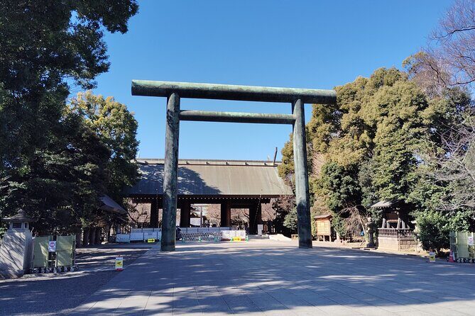 Tokyo: Yasukuni Shrine and Yushukan Museum Guided Tour - Private tour feel in a short 2.5-hour window