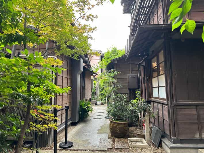 Tokyo:Stroll in Old traditional culture towns~Yanaka & Nezu - Walking with Sui: how the guide turns streets into stories